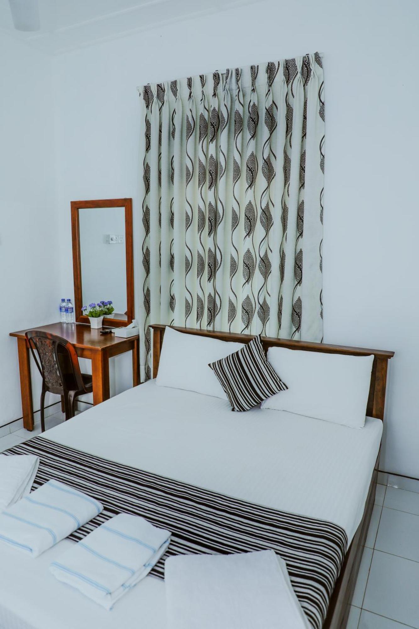 Bon Voyaage Tourist Inn Trincomalee Esterno foto