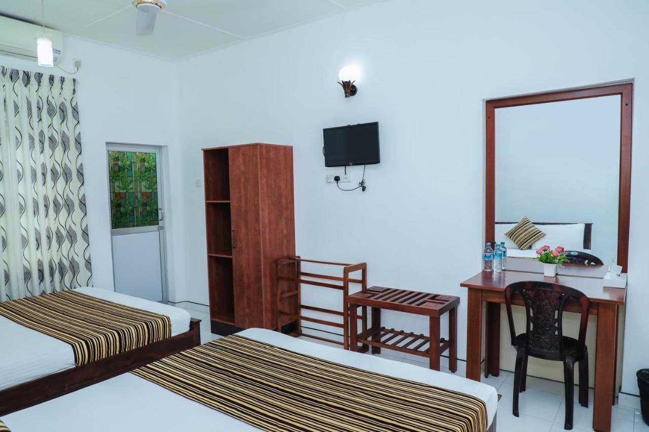 Bon Voyaage Tourist Inn Trincomalee Esterno foto